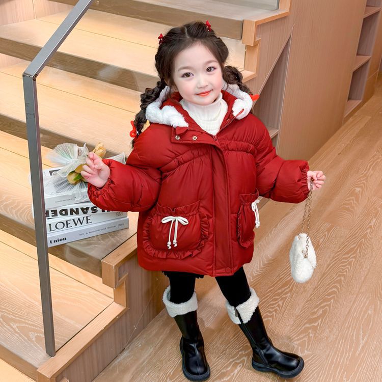女の子の綿入り冬服 2024 新しいスタイルの子供の厚く暖かい綿の服女の赤ちゃんの冬の綿入りジャケットトレンディな