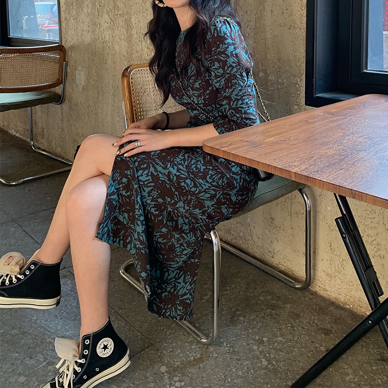 花柄ワンピース モダン ブルー 青 グリーン 緑 ミドル丈 袖あり 長袖 シャーリング スリット