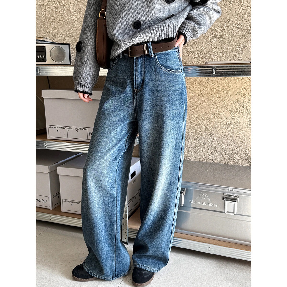 レトロなゆったりとしたハイウエストストレートレッグプラスベルベットの厚みのある女性用ジーンズ2025年冬ベルト付きワイドレッグパンツ68188 母の日-0000411