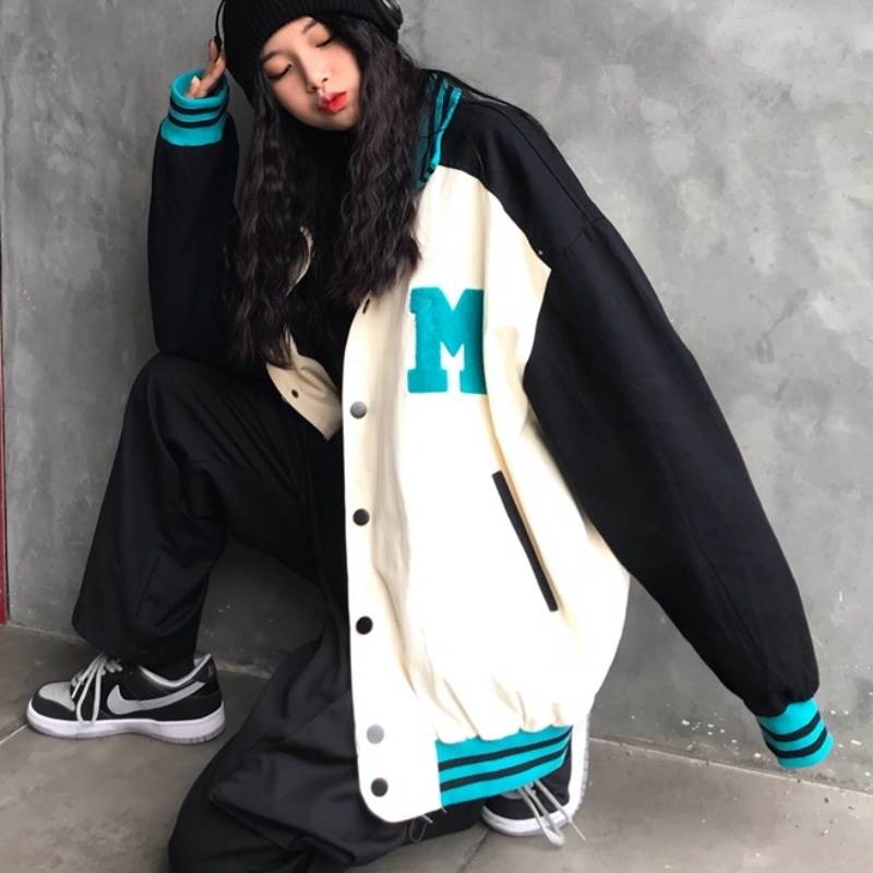 アウター レディース ブルゾン 長袖 ボタン 前開き 襟付き ワッペン スポーティー おしゃれ かわいい ボーイッシュ 長袖 個性的 カジュアル ラフ ルーズ ストリート ゆったり 萌袖 オーバーサイダウンジャケット・コート