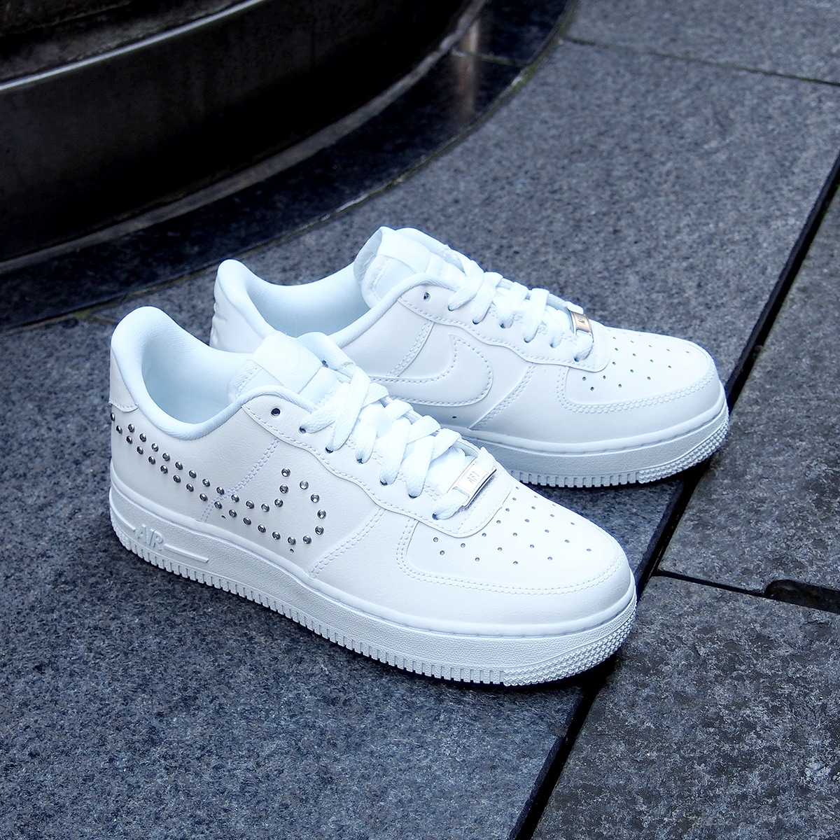 NIKE WMNS AIR FORCE 1 07 WHITE/CHROME-METALLIC SILVER レディース スニーカー ラインストーン スタッズ