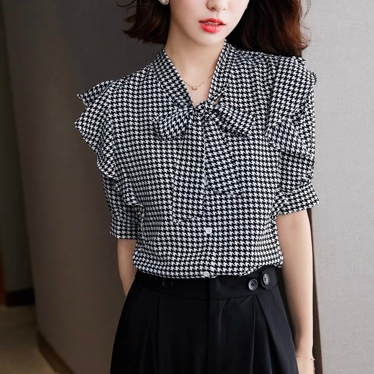 レディース トップス シャツ ブラウス 5分袖 Vネック りぼんタイ ネクタイ ネクタイ付き フェミニン フリル 前開き ボタン かわいい 大人可愛い きれいめ おしゃれ レトロ こなれ感 ガーリー