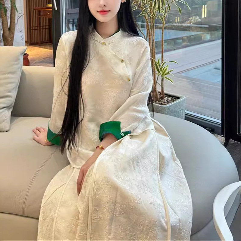 2024春と夏の新しい中国の女性服を着る今年のファッション美しい中国語スタイルの白いシャツスカート2ピースセット