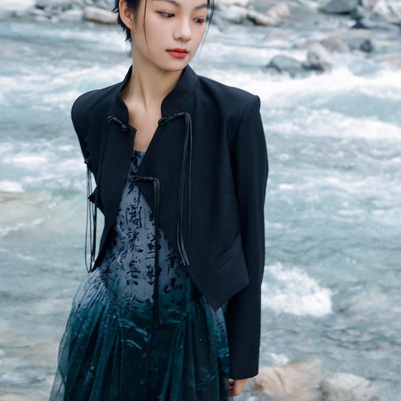 チャイナ風アウター ショート丈 テーラードジャケット 黒 コート レディース 長袖 手つくりチャイナボタン フリンジボタン 着痩せ 合わせやすい 個性的