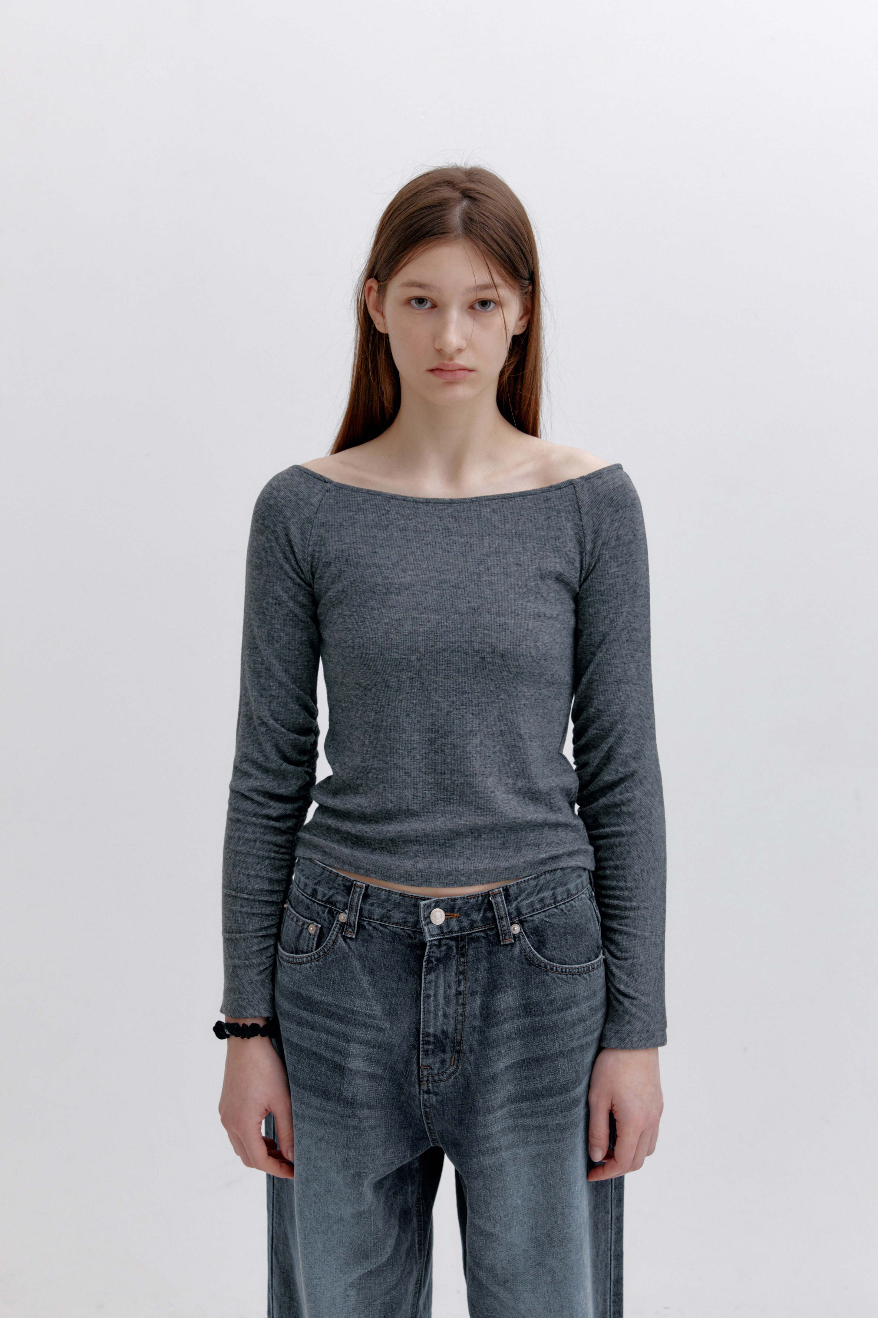【LOW CLASSIC】 RUCHED OFF-SHOULDER T-SHIRT : MELANGE GREY