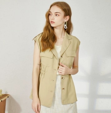 ベスト ジャケット 上着 ポケット トップス アウター ショート丈 ノースリーブ 襟付き 細身 ストレート スマート ウエストマーク 大人可愛い シンプル カジュアル 大人 おしゃれ かっこいい