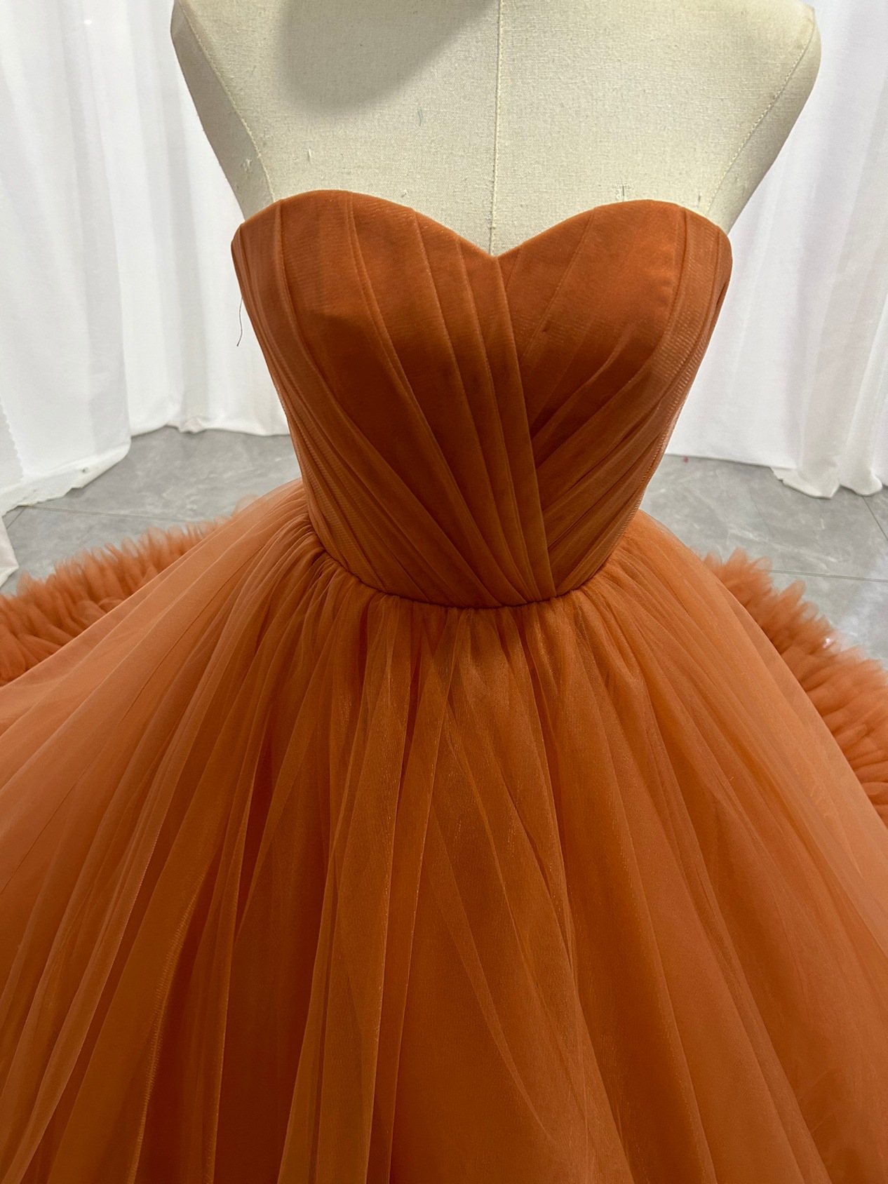 カラードレス テラコッタ色 ベアトップ 華やかなトレーン ソフトチュール 抜群のおしゃれ見え 花嫁 前撮り