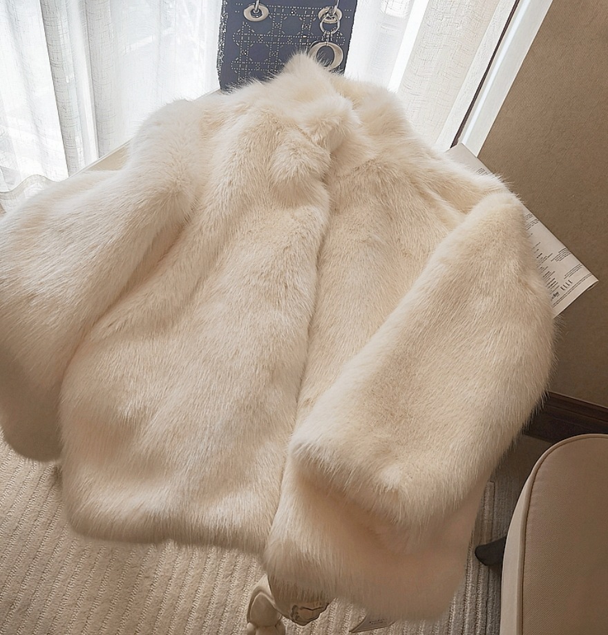 アウター デート モテアイテム ミディアム丈 長袖 モコモコ ふわふわ ファー 可愛い きれいめ 上品 おしゃれ かっこいい 可愛い ラブリー キュート ガーリー クール モード系 セクシー