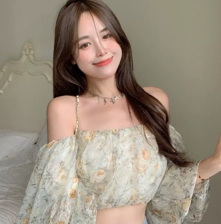 トップス ブラウス ミディアム丈 袖あり 肩出し オフショル オフショルダー ボリュームスリーブ 襟なし デザイン ギャザー 美ライン ニュアンス フリル ロマンチック かわいい 大人可愛い きれいめ