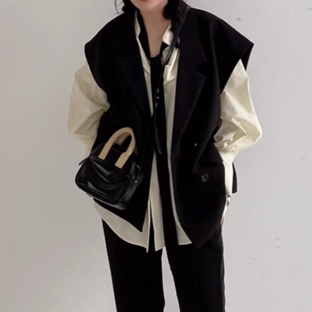 レディース トップス ベスト 袖なし 襟なし ストレート 前開き コンサバ ボタン 薄手 きれいめ 上品 おしゃれ かっこいい マニッシュ クール エレガント モダン 主役級 存在感 無地 春 秋