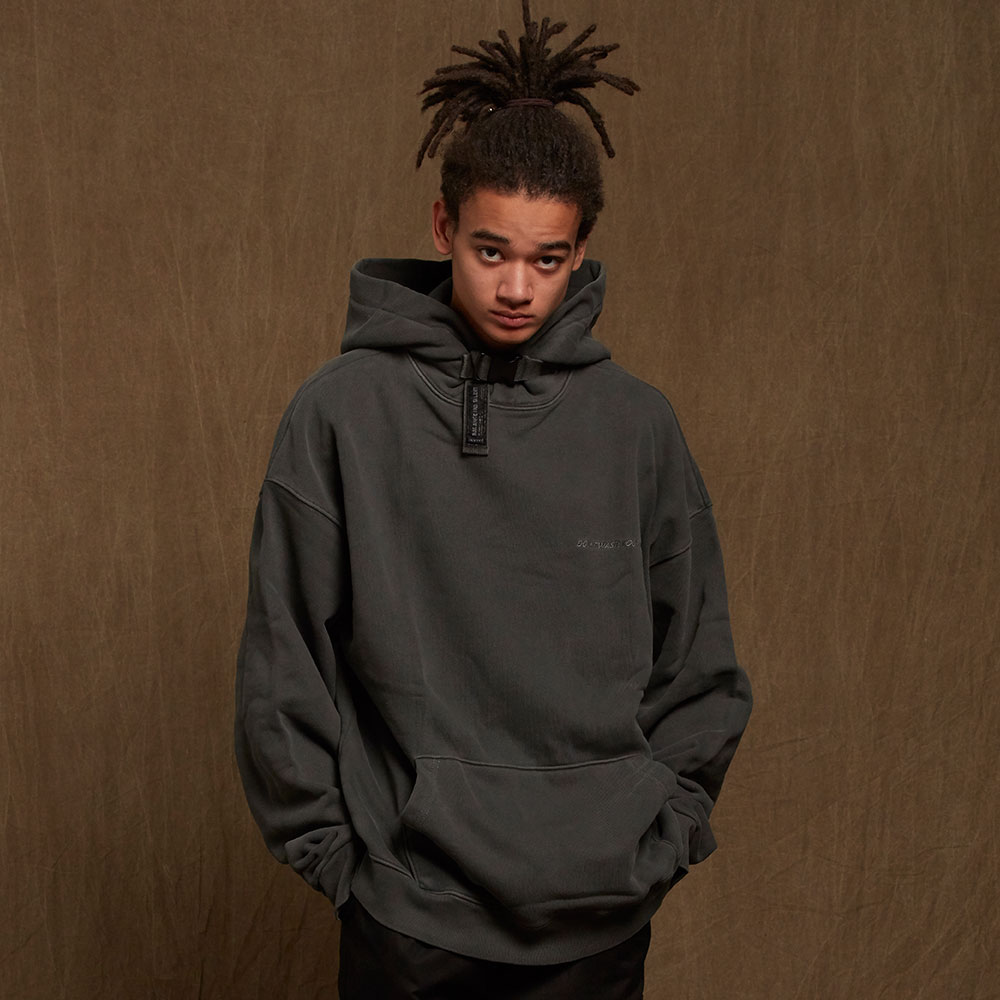 ピグメントスローガンバックルパーカー-ダークグレー