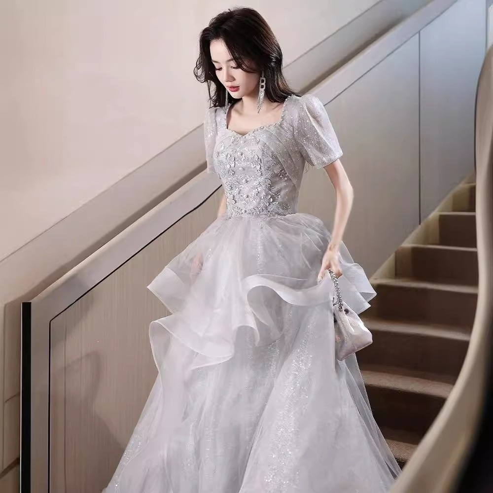 グレーの高級イブニングドレス 2024 新しいスクエアカラー年次パーティー誕生日卒業美術試験パフォーマンスドレスロング痩身