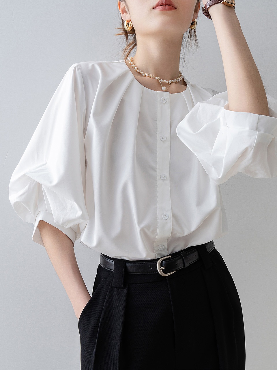 【1点ご購入 で10点プレゼントいたします】レトロバブリースリーブ白シャツ女2025夏服ゆったり丸首トップス感シャツ