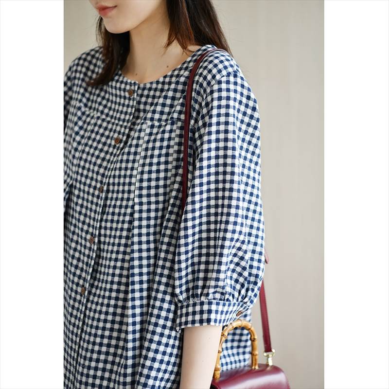 トップス ブラウス ギンガムチェック パフスリーブ 自然体 清楚 袖あり 半袖 5分袖 五分袖 ラウンドネック 襟なし 前開き 綿 薄手 コットン かわいい 可愛い きれいめ シンプル カジュアル 大