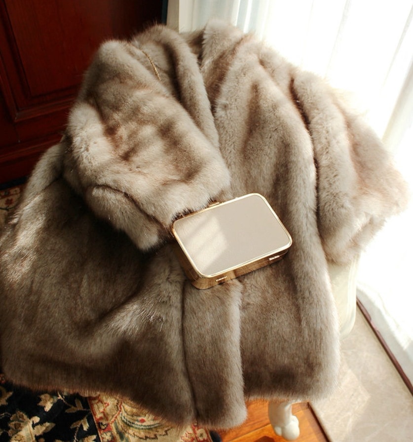 アウター デート モテアイテム ミディアム丈 長袖 モコモコ ふわふわ ファー 可愛い きれいめ 上品 おしゃれ かっこいい 可愛い ラブリー キュート ガーリー クール モード系 セクシー