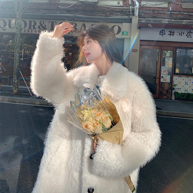 2023冬の新型膝を越えた長金は子羊の毛コートの暖かいモチモチとした環境保護毛皮の一体コートの女性を真似ている