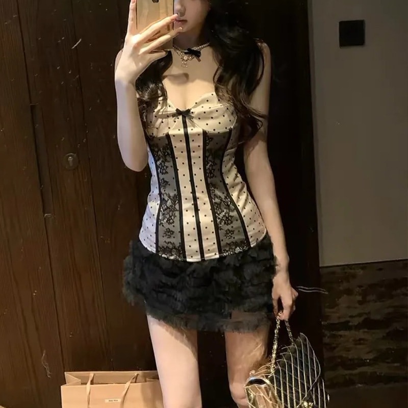 甘くてスパイシーなスタイルのレディース夏用ツーピースセット：レーストリムのストラップレストップとスリムなミニスカート