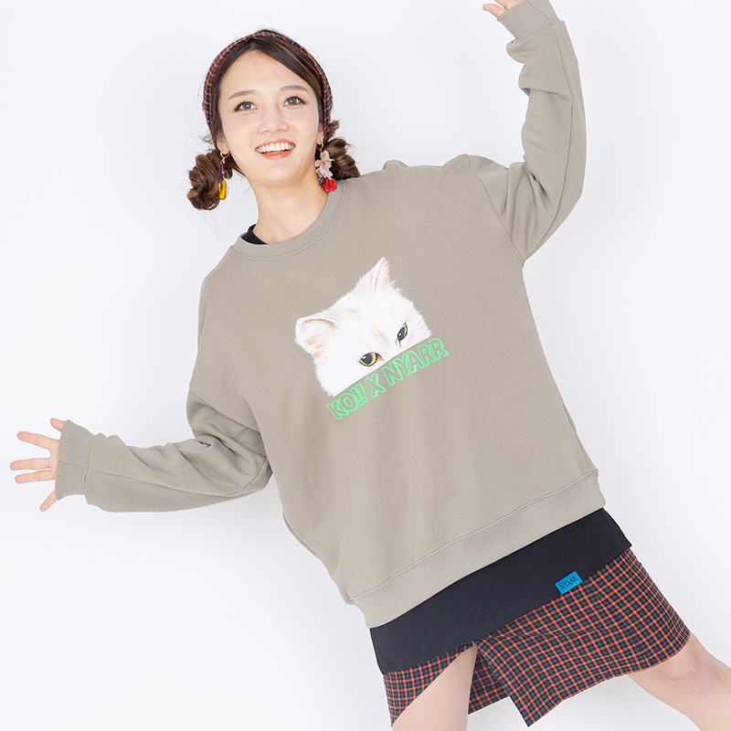 ライトカーキ猫プリントオバフェットホワイトクルーネックTシャツ男女共用