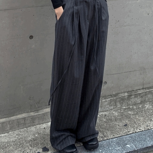 Stripe strap slacks