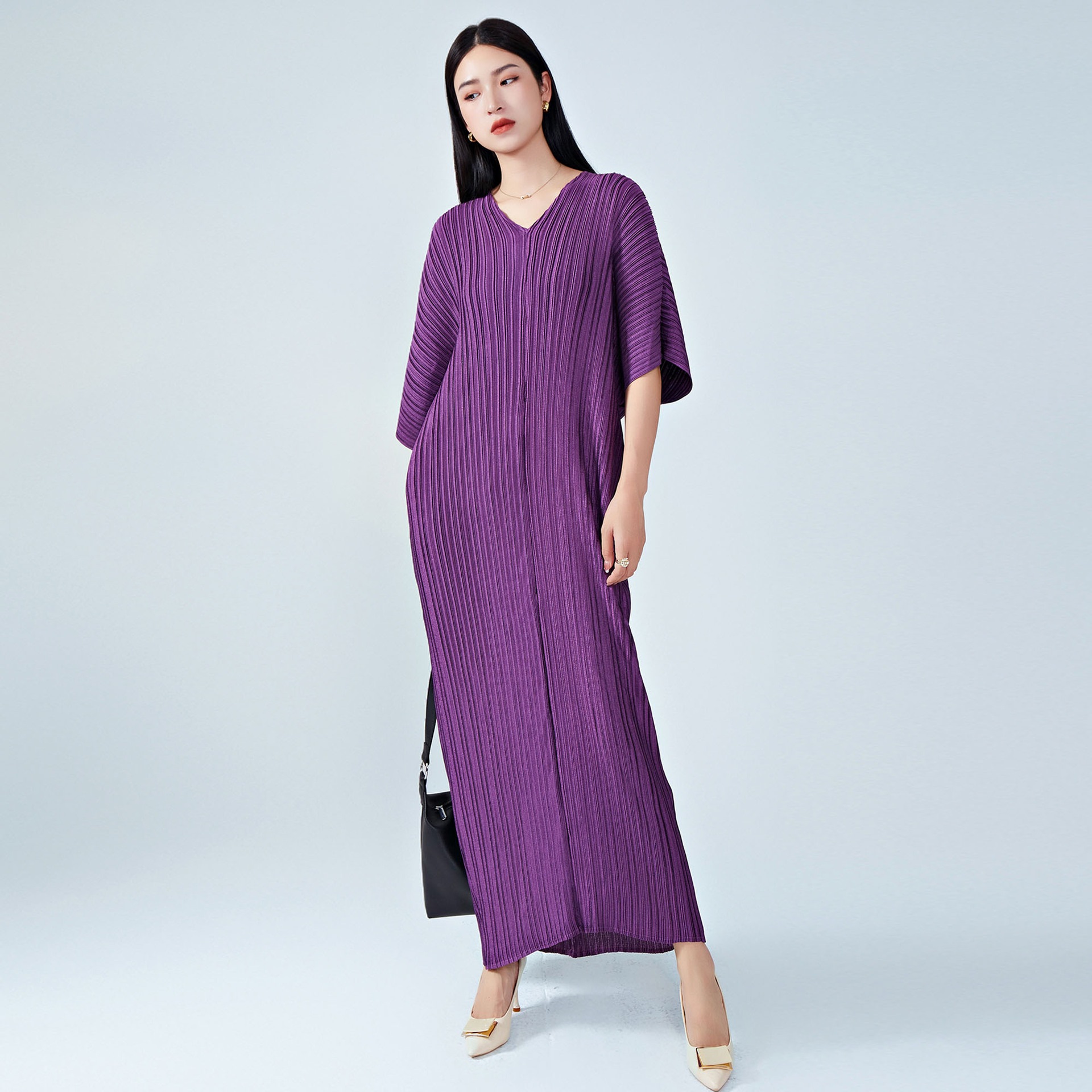 欧米のしわのワンピースの夏の金属のゆったりしたvネックの優雅なドレスの長いスカート