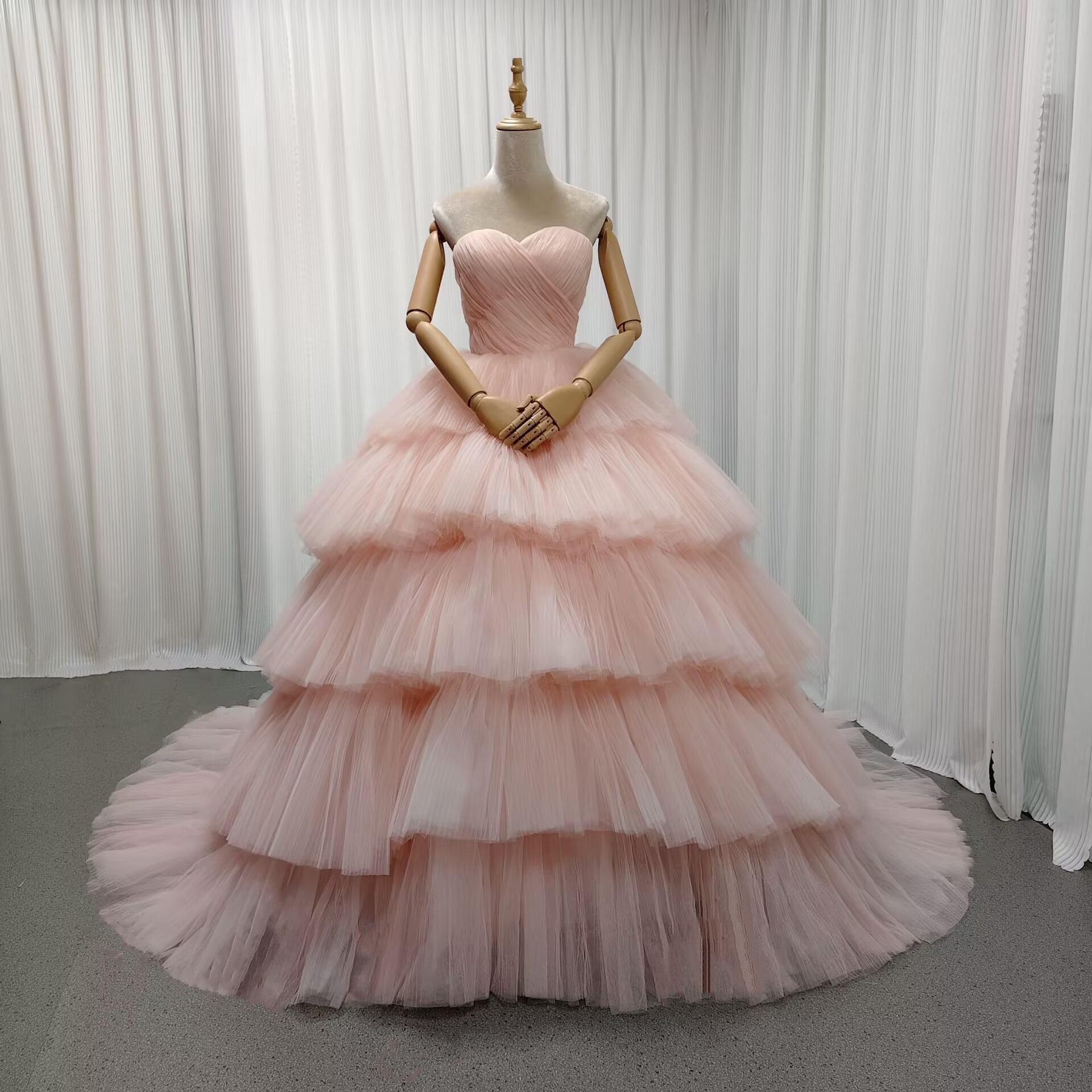 カラードレス ピンク 柔らかく重ねたチュールスカート 可愛い 編み上げ ベアトップ ティアードのドレス 花嫁