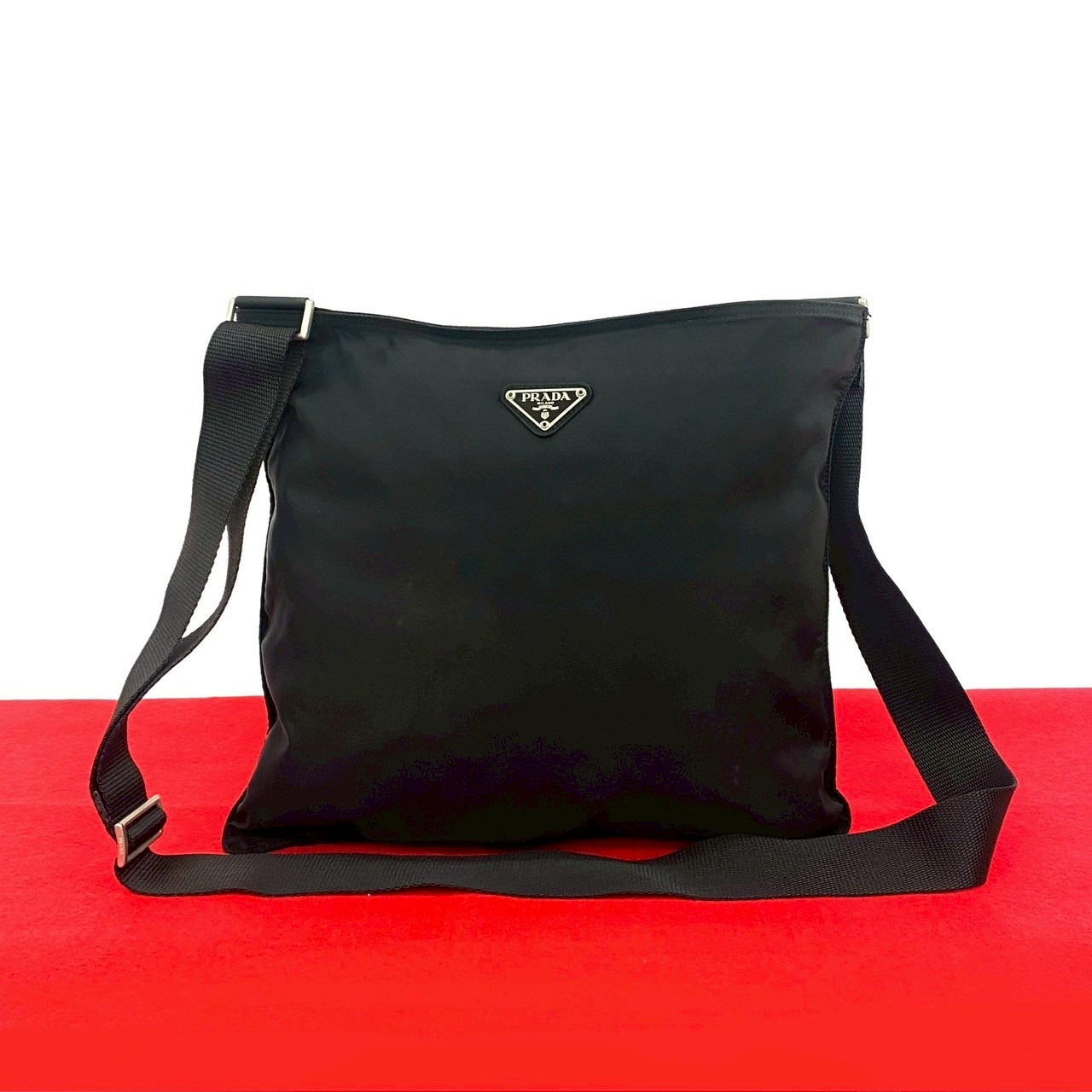 三角ロゴ 金具ショルダーバッグ ナイロン ブラック 25535