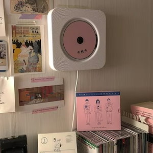 【3日内急速出荷】韓国大人気 CDプレーヤー 壁掛け式 が付きBluetooth/FM/USB/SDモード対応 多機能 音楽鑑賞 語学勉強 胎児