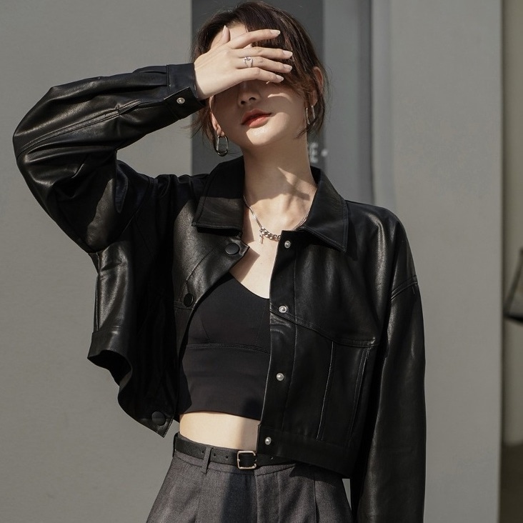 アウター ブルゾン ジャケット 上着 ショート ショート丈 袖あり 長袖 Vネック 襟付き スリム タイト 細身 レザー かわいい 大人可愛い カジュアル 大人 上品 おしゃれ お洒落 かっこいい