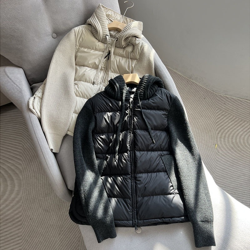 ニットの袖とホワイトグースダウンのトリムが付いたレディース ショート ダウン ジャケット冬にぴったりのファッショナブルで厚みのあるフード付き韓国風トップス