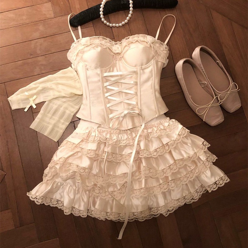 レースのキャミソールトップとハイウエストのフレアティアードスカートが特徴の甘くて未来的なレディースツーピースセット