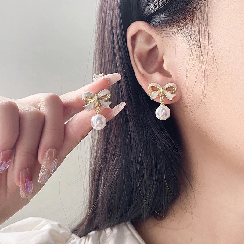 ピアス 真珠のイヤリングと穏やかな気質のイヤリング