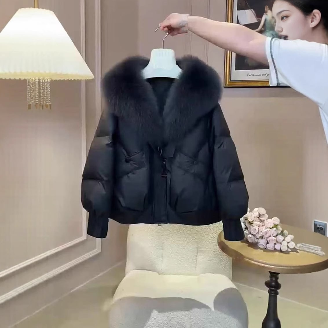 241077 Daai Meiyiyuan 2024 冬のファッションゆったりとした黒の厚い暖かい綿の服毛皮の襟とスタイル付き