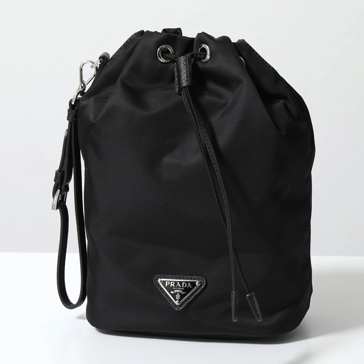 PRADA プラダ ポーチ 1NS369 R067 メンズ Re-Nylon リナイロン リストレット付き トライアングルロゴ ドローストリング クラッチバッグ 鞄 F0002/NERO 67,172円