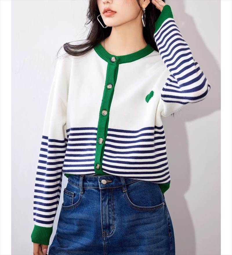 トップス レディース ニットカーディガン 羽織り 長袖 クルーネック ラウンドネック 前開き ハートロゴ ボタン セーター シンプル カジュアル 大人 おしゃれ お洒落 大人可愛い 大人女子 こなれ感