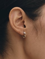 【HYERES LOR】24SS★ H Subni Silver Twist One Touch Earrings Qoo10] HYERES LOR [HYERES LOR] H Subni