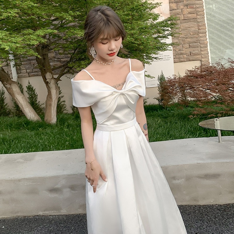 肩のウェディングドレスの新しい花嫁のサテンのシンプルな白いフランスの軽いウェディングドレスは普段は小さなドレスのスカートを着ることができます