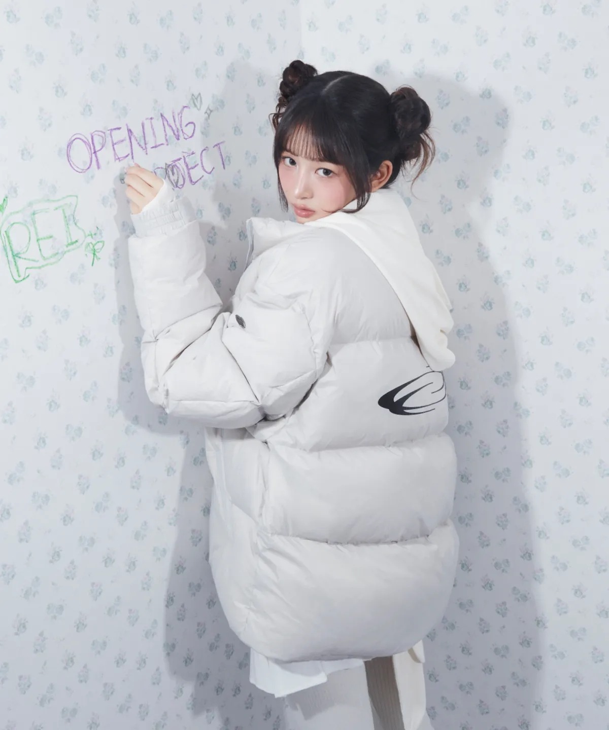 [IVE REI モデル着用] Identity Down Jacket - Light Grey 男女共用 韓国の人気ファッションブランド
