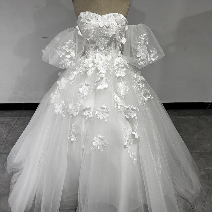 美品！オフホワイト ウエディングドレス ベアトップ 3D立体レース刺繍 花モチーフ 結婚式/披露宴