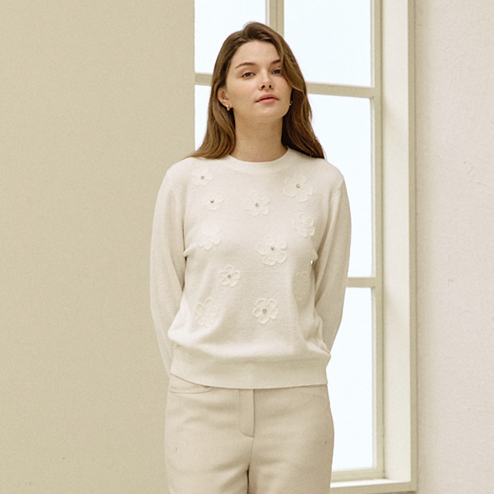 フローラル刺繍ラウンドニットトップ