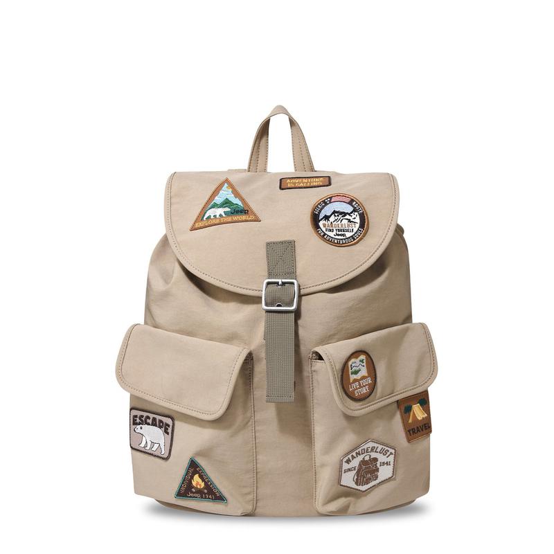ワッペンラゲッジフラップバックパック：ベージュ（JQ0GAU027BE）