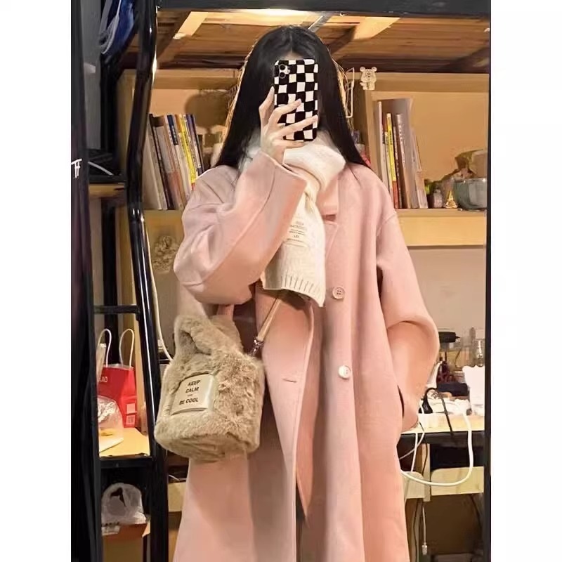 女性の秋と冬の新しいスタイルの韓国スタイルの小さな女の子のウールのピンクのロングコート