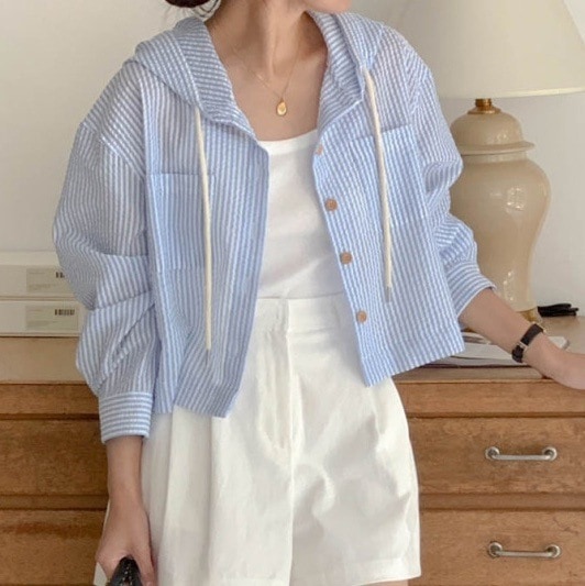 フード付きストライプ長袖シャツ シャツ型パーカー サッカー布地 白 ホワイト ブルー 水色 韓国 レディース オルチャン トップス ショート丈 ボタン 胸ポケット 薄手 かわいい