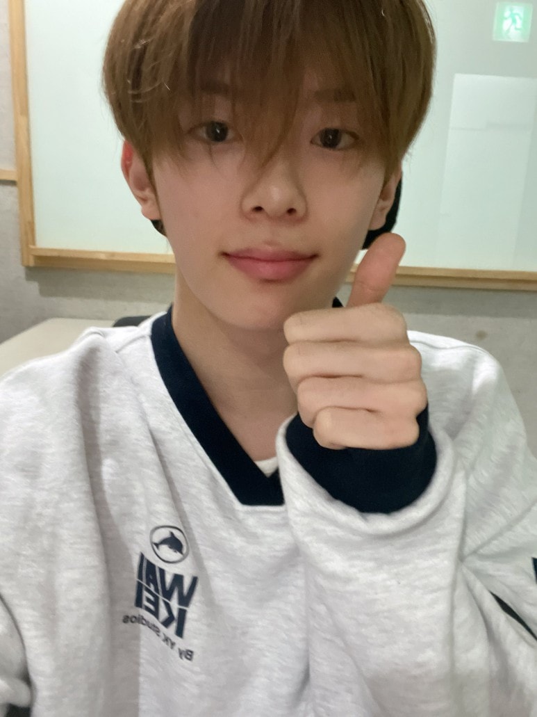 [CIXヨンヒ/ベリーベリーカンミン着用] ユニフォームVネックマンツーマンTシャツメランジホワイト/韓国ファッション/韓国ファッションスタイル/韓国ストリートファッション/SNSで人気/韓国の人気ブ