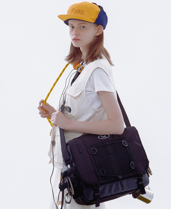 Seasonless Flap String Messenger Bag (Black)