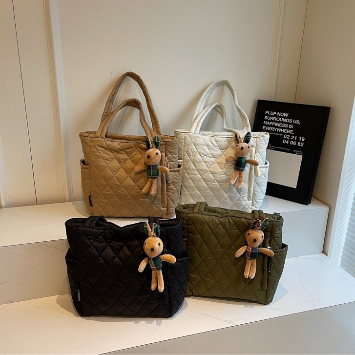 バッグ カバン レディース キルティング カジュアル チャーム付き ショルダー トート 肩がけ 手持ち 大容量 多収納 便利 軽量 薄型 スリム 自立 スクエア ポケット ファスナー かわいい