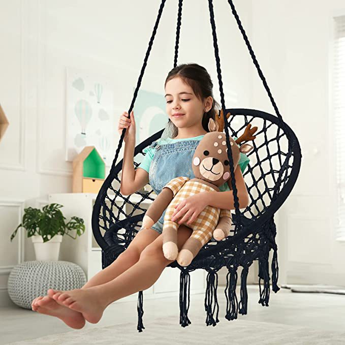 ぶら下がっているバスケットの吊り下げ椅子北欧スタイルのハンモックコットンロープ織り吊りバスケットバスケット