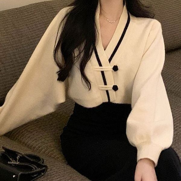 女性のためのレトロなバックルファッション V ネックニットジャケット 2025 秋の新しいシックなハイエンドスリムショートセーター