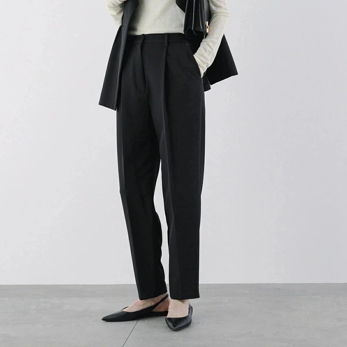 CHIGNON シニヨン テーパードパンツ 3246-491MK レディース スラックス クロップド タックパンツ ストレッチ ジャージー ブラック 【mega】