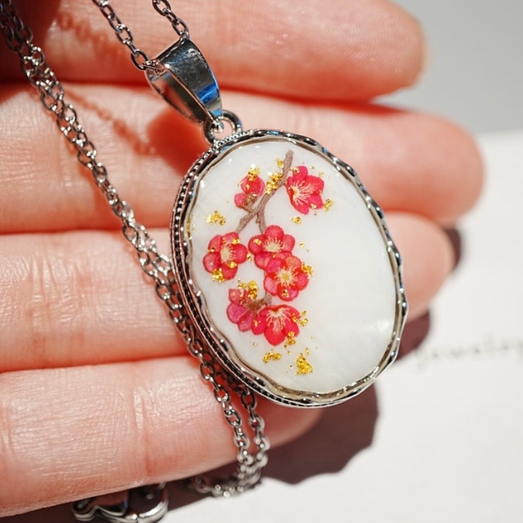 淡水シェルと梅のペンダント 金箔　ネックレス