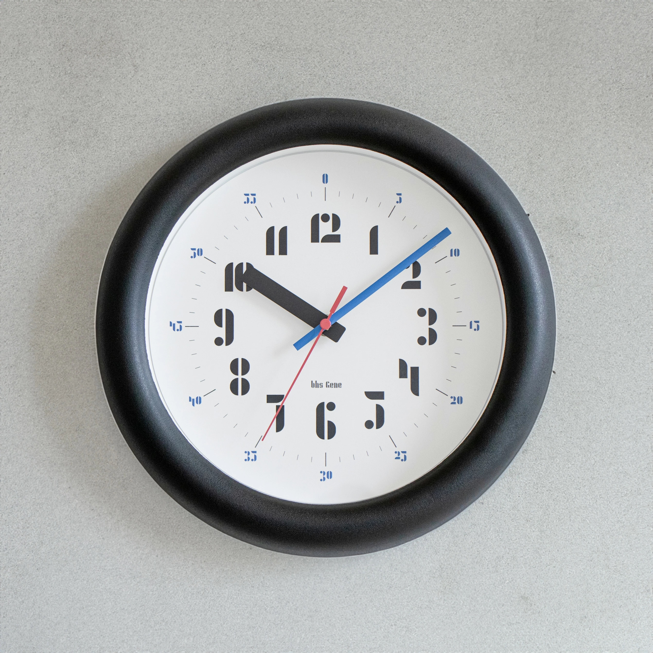 Joschmi ウォールクロック：壁掛け時計 インテリア デザイン おしゃれ バウハウス フォント 時計 知育時計 分表記ヨースト・シュミット BAUHAUS